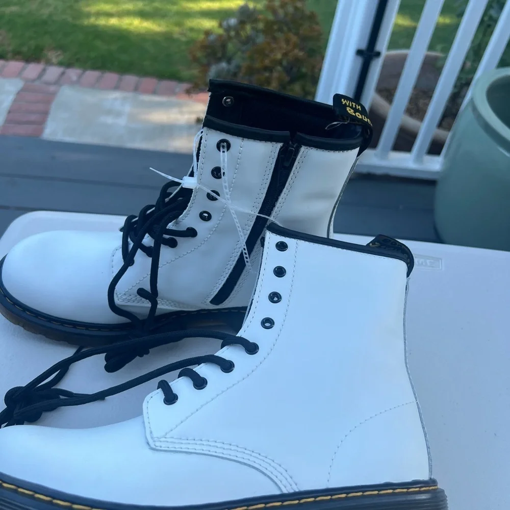 Dr. Martens White Ankle Boots Junior/ladies Size 6 White NWOT